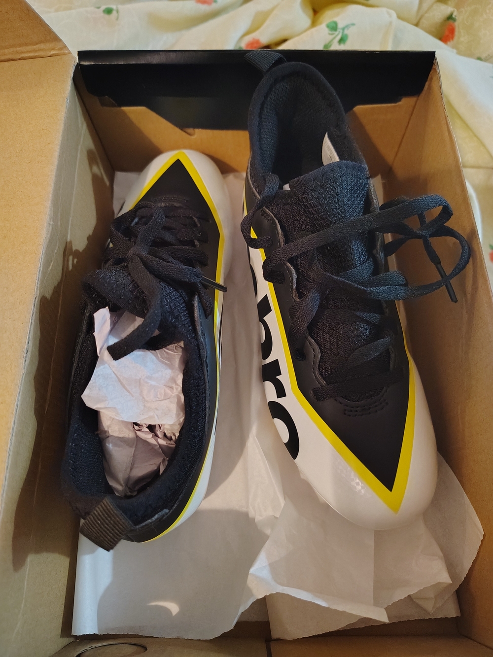 Umbro Pivot Youth Soccer Cleats Black & White Boys US 2